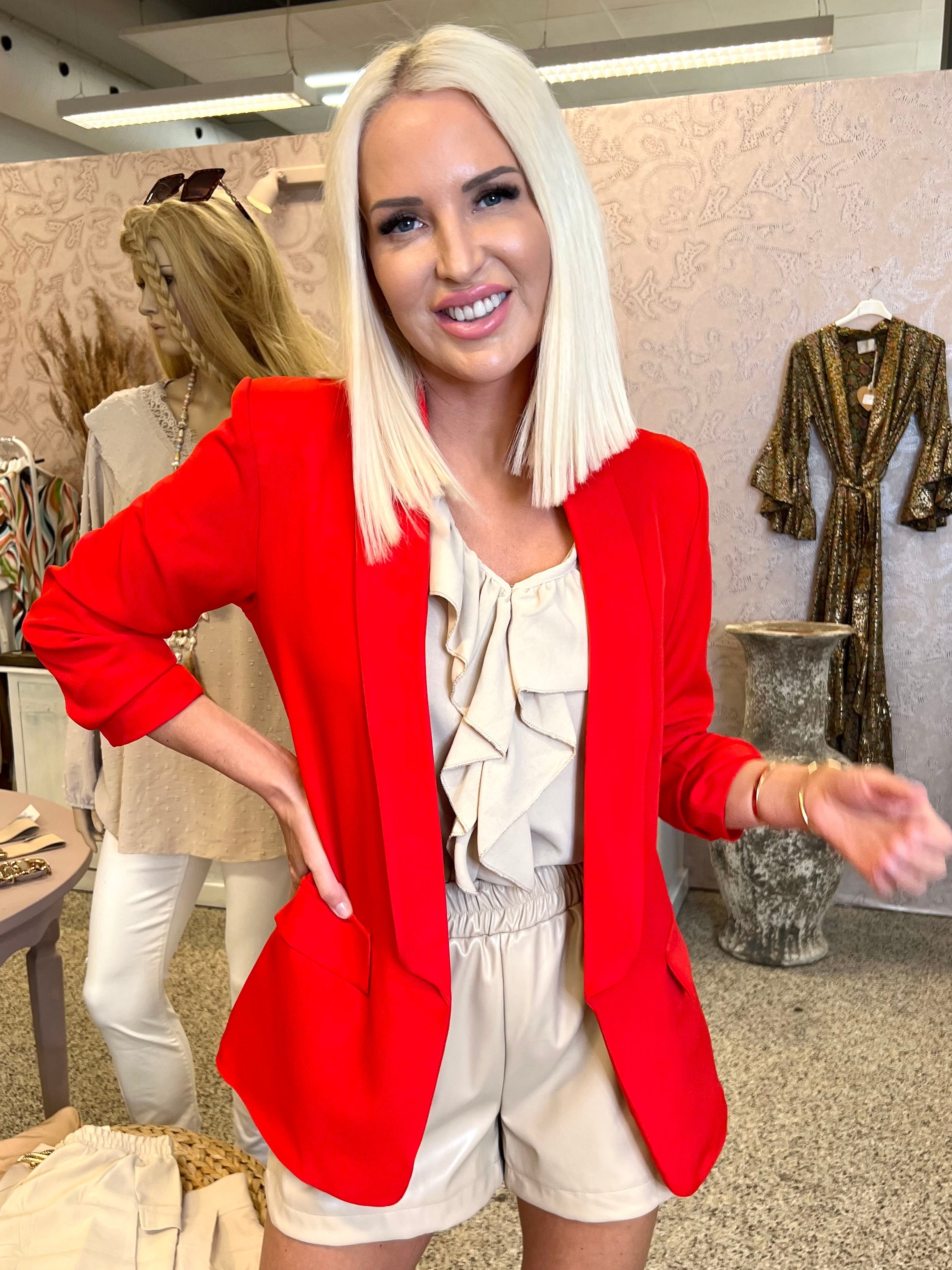 Mila - Snygg blazer med rynka på ärmen